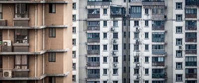 白色和棕色混凝土建筑